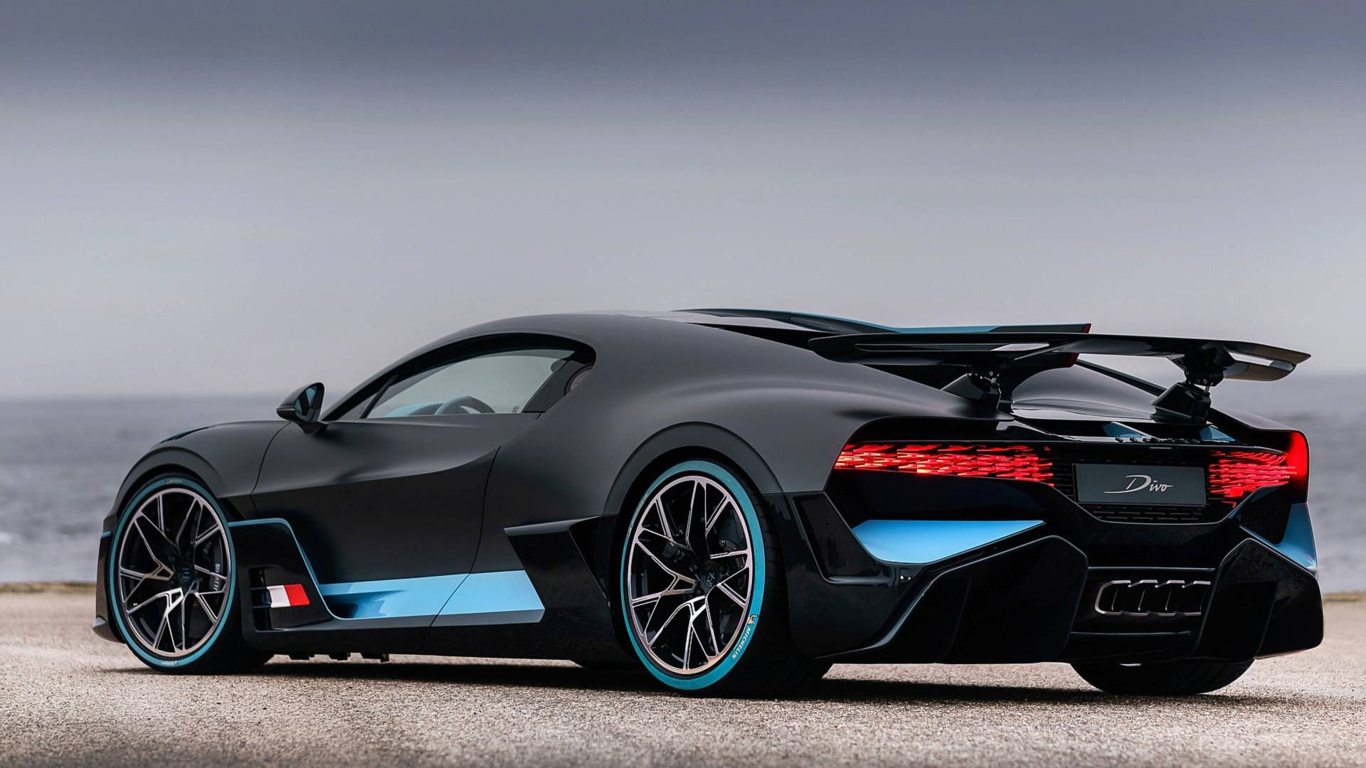 Wallpaper #OGhGGZMBSpphPi3-Uhb9360 Bugatti Divo Rear