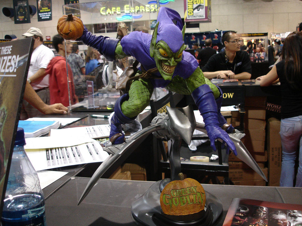 Wallpaper #GkAxMJMBJhL2WPbaVMA6409 Comic Con 2006 Green Goblin Statue at Sideshow the Pop Culture Geek