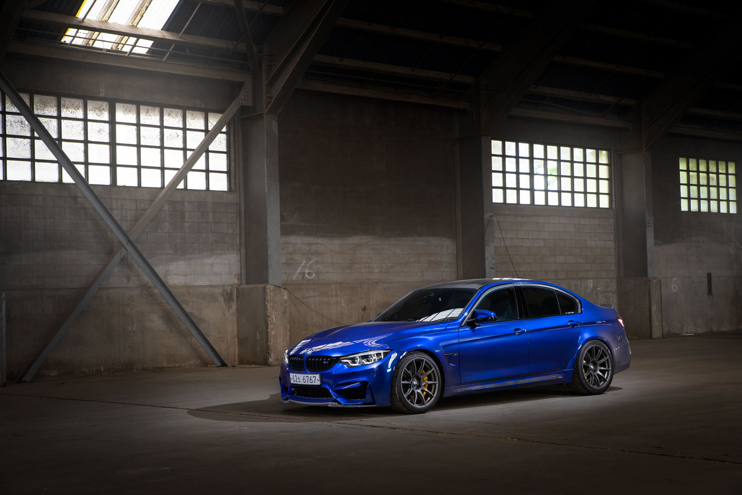 Wallpaper #QRU3t44BmMigT4Un71TH27 A Blue BMW M3 in a Dark Warehouse
