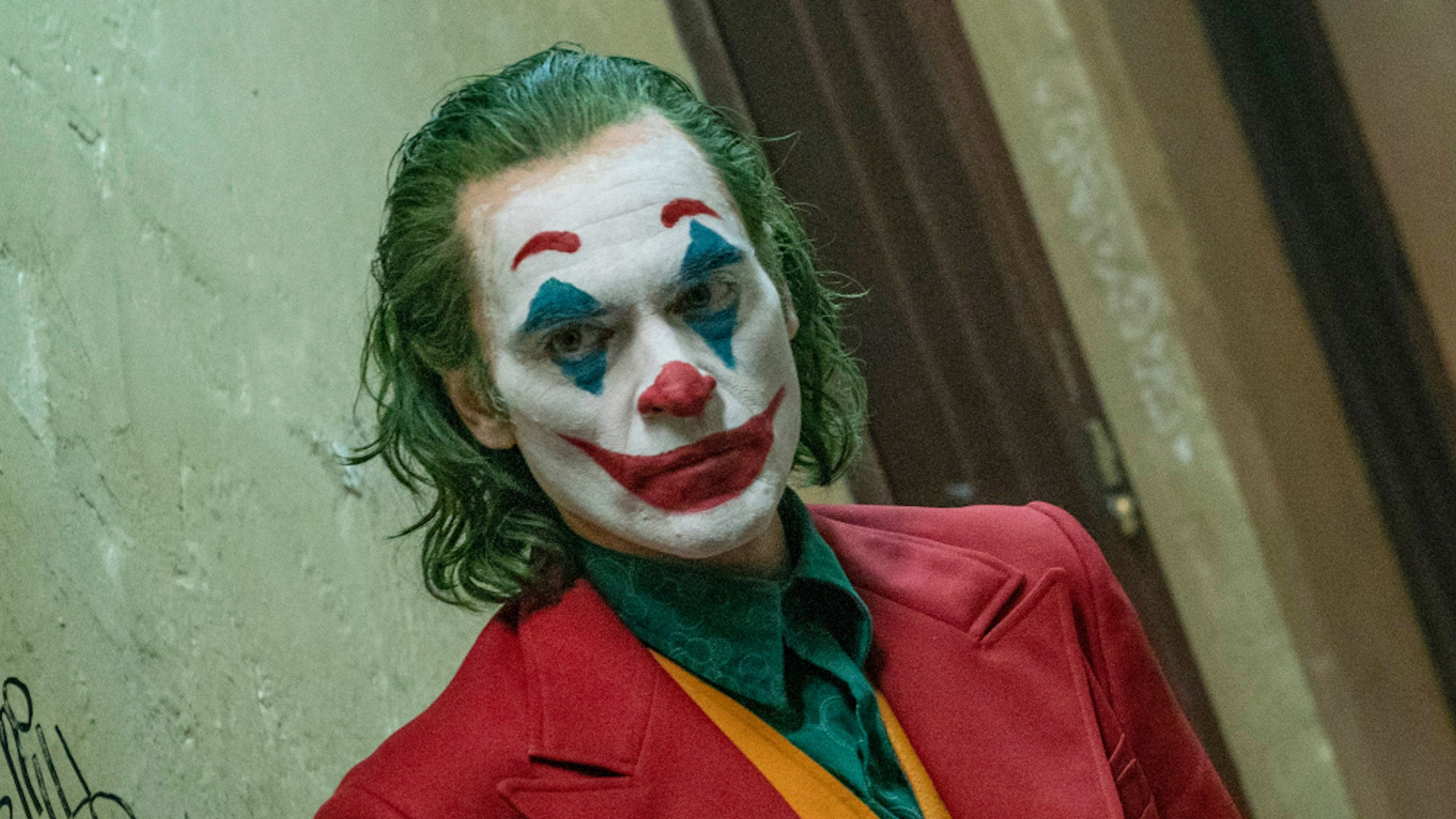 Wallpaper #hhpzTpMB1yWOL4qgCX1e258 The Implausibility of Joaquin Phoenixs Unrealistic Joker Dye Job Allure