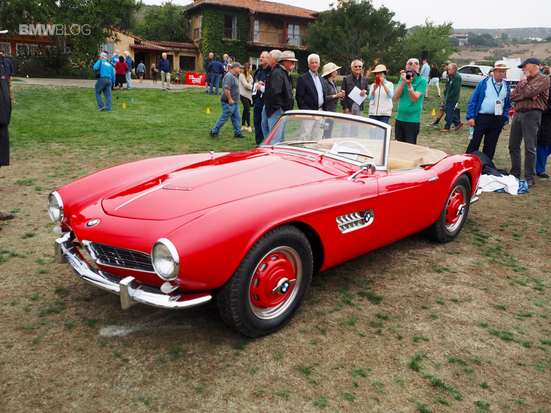 Wallpaper #JGckBZMBSpphPi3-Fbsq330 A Stunning BMW 507 in Red Color