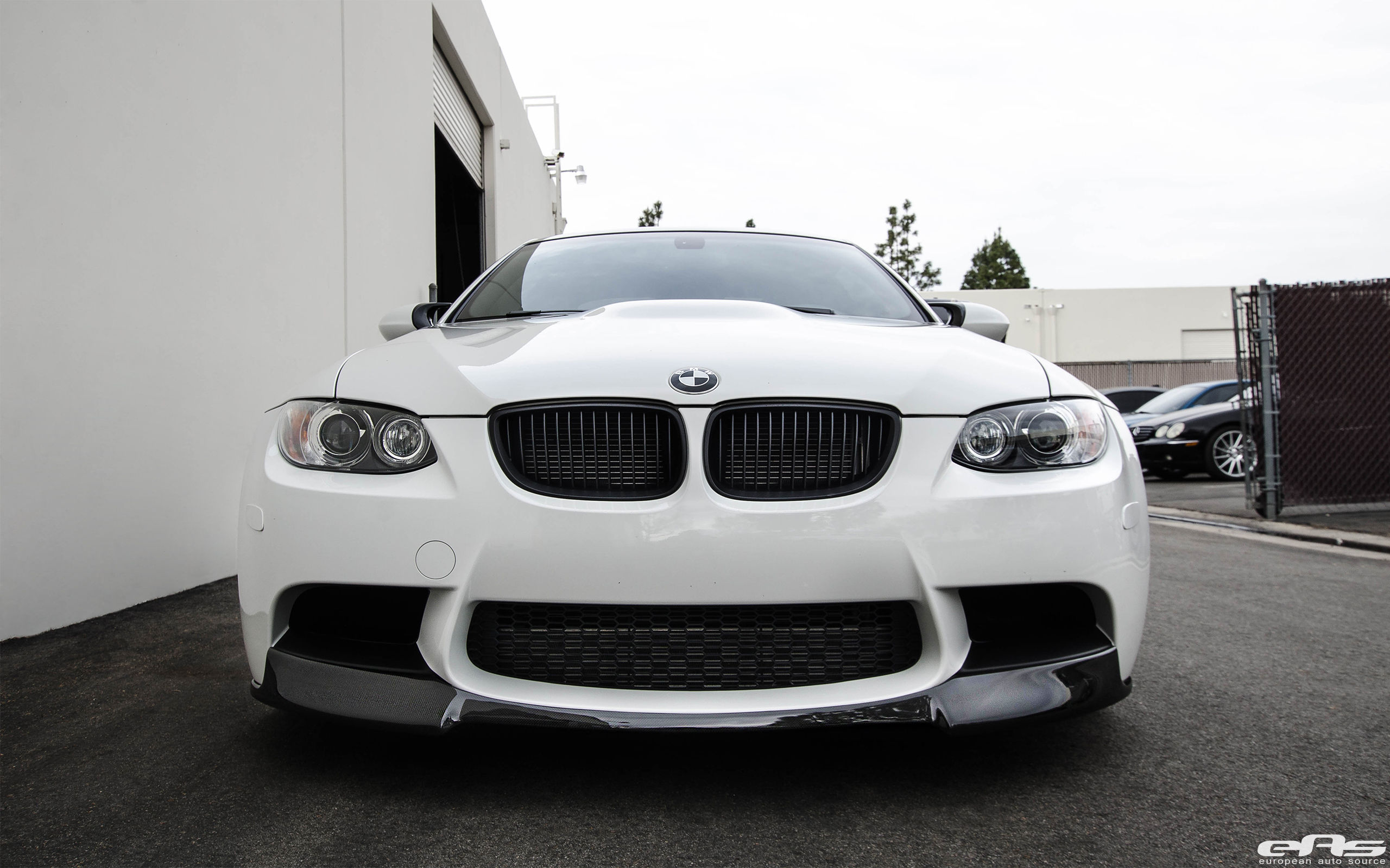 Wallpaper #ykUCm44B7YBJg1BVJKG055 A White BMW M3 with a Carbon Fiber Front Lip