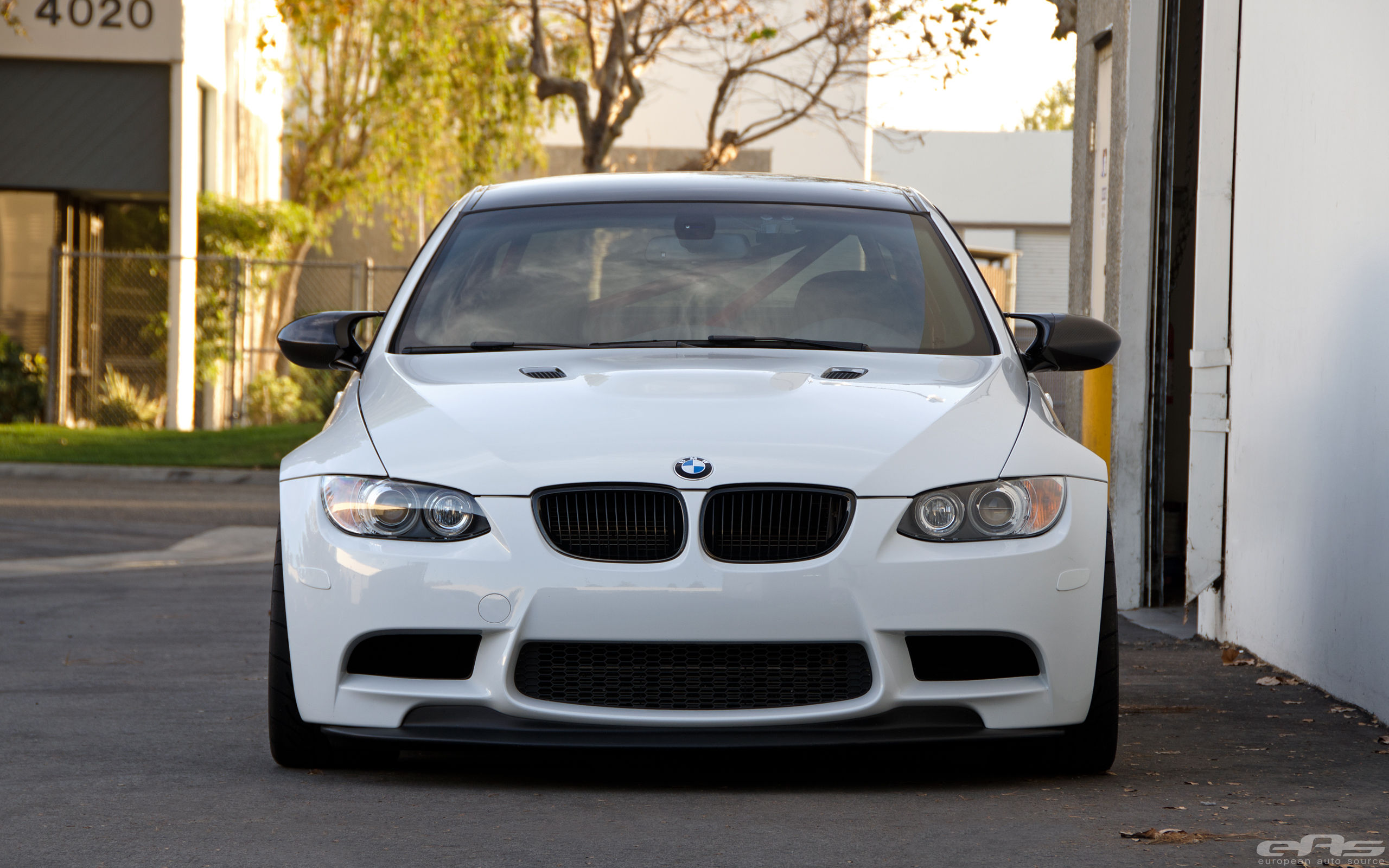 Wallpaper #ykUCm44B7YBJg1BVJKG013 A White BMW M3 E92 Parked on the Street