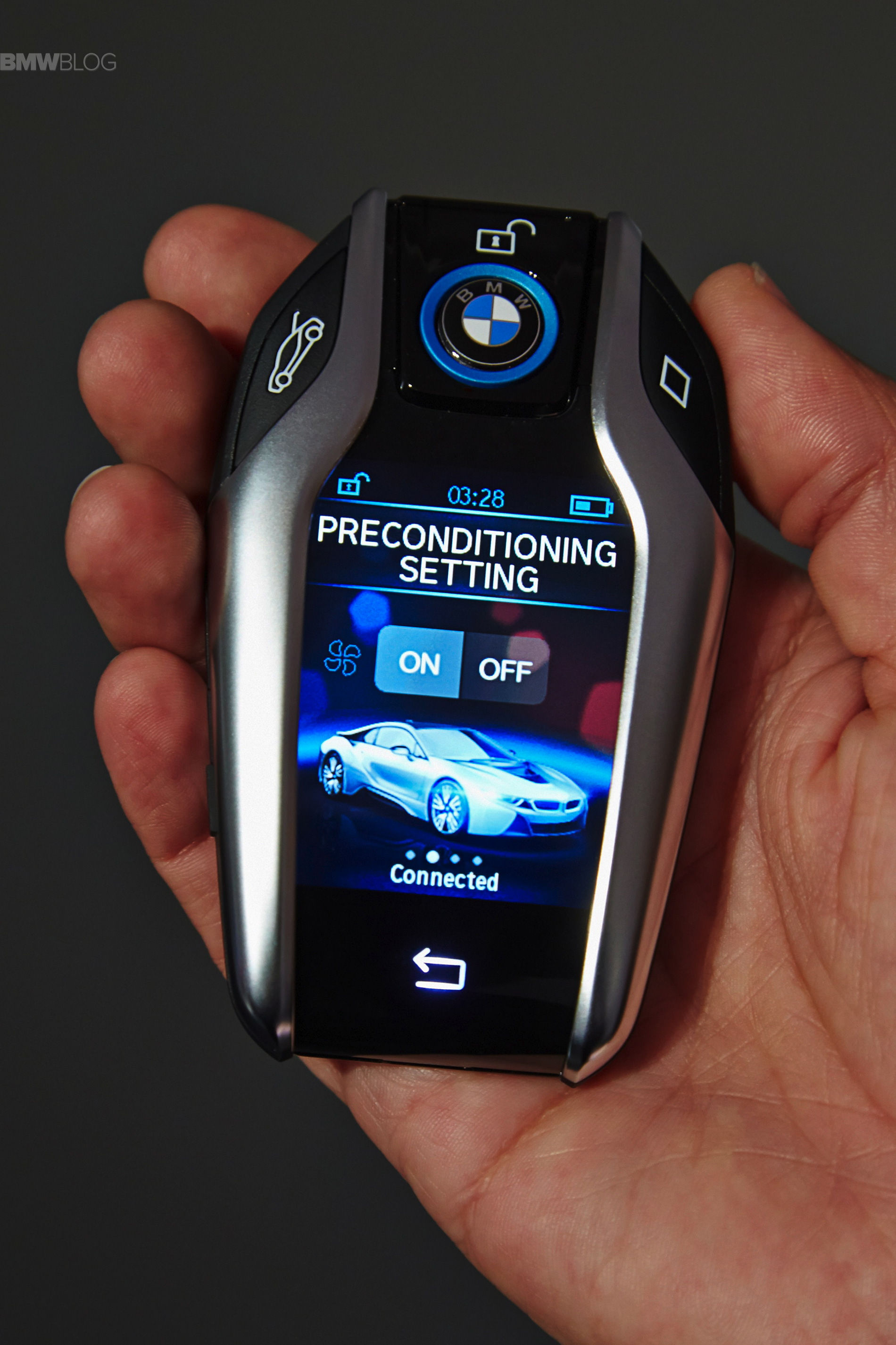 Wallpaper #Z2dS8JIBSpphPi3-FGYz53 BMW Introduces the Key Fob with Touchscreen Display