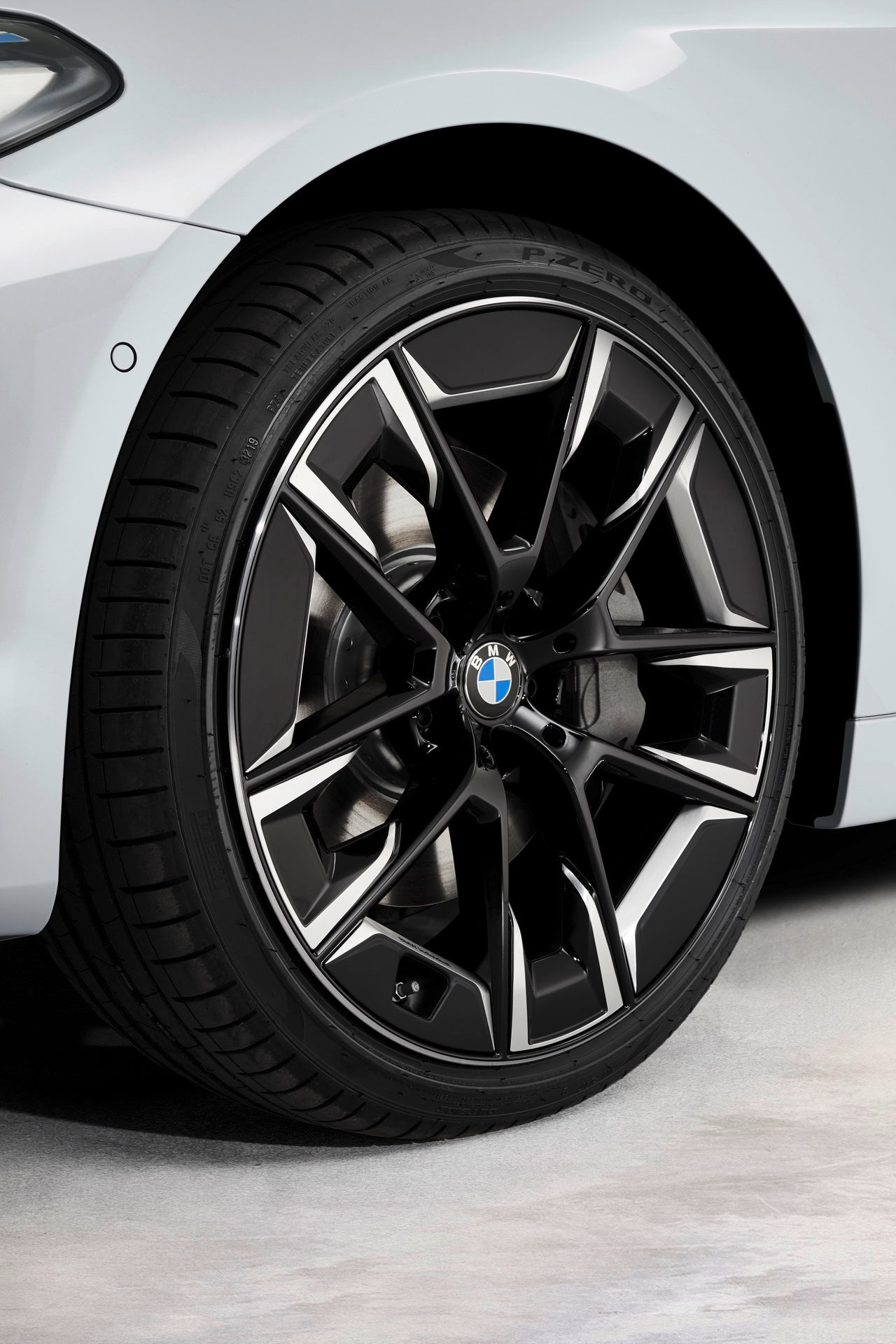 Wallpaper #-32y8Y4Bnwiau_P6jgkI52 2022 BMW 5 Series Rims