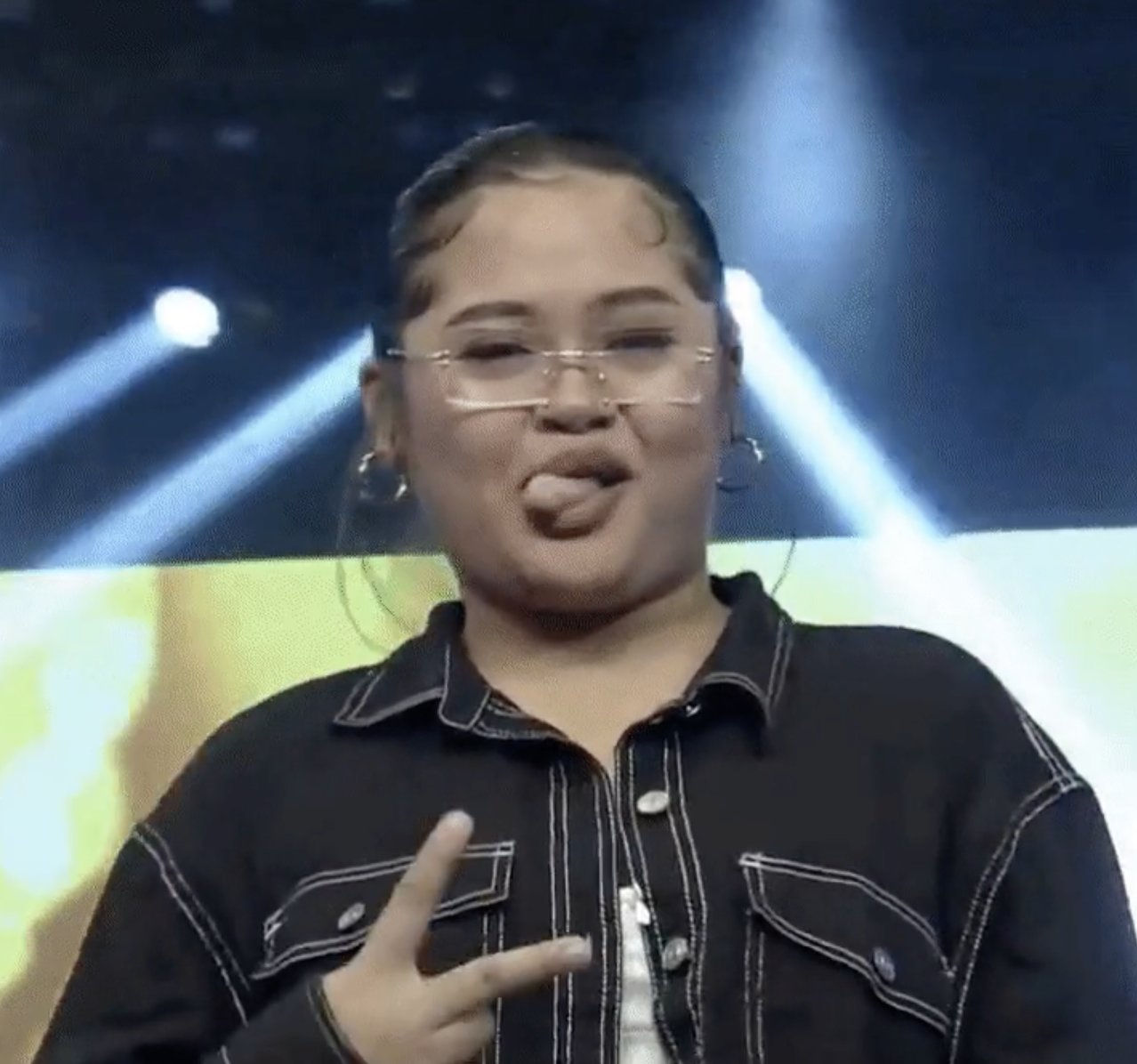 Wallpaper #q2eP65IBSpphPi3-00yX297 Girl Crying After Winning TV Show Then Sticking Her Tongue Out Know