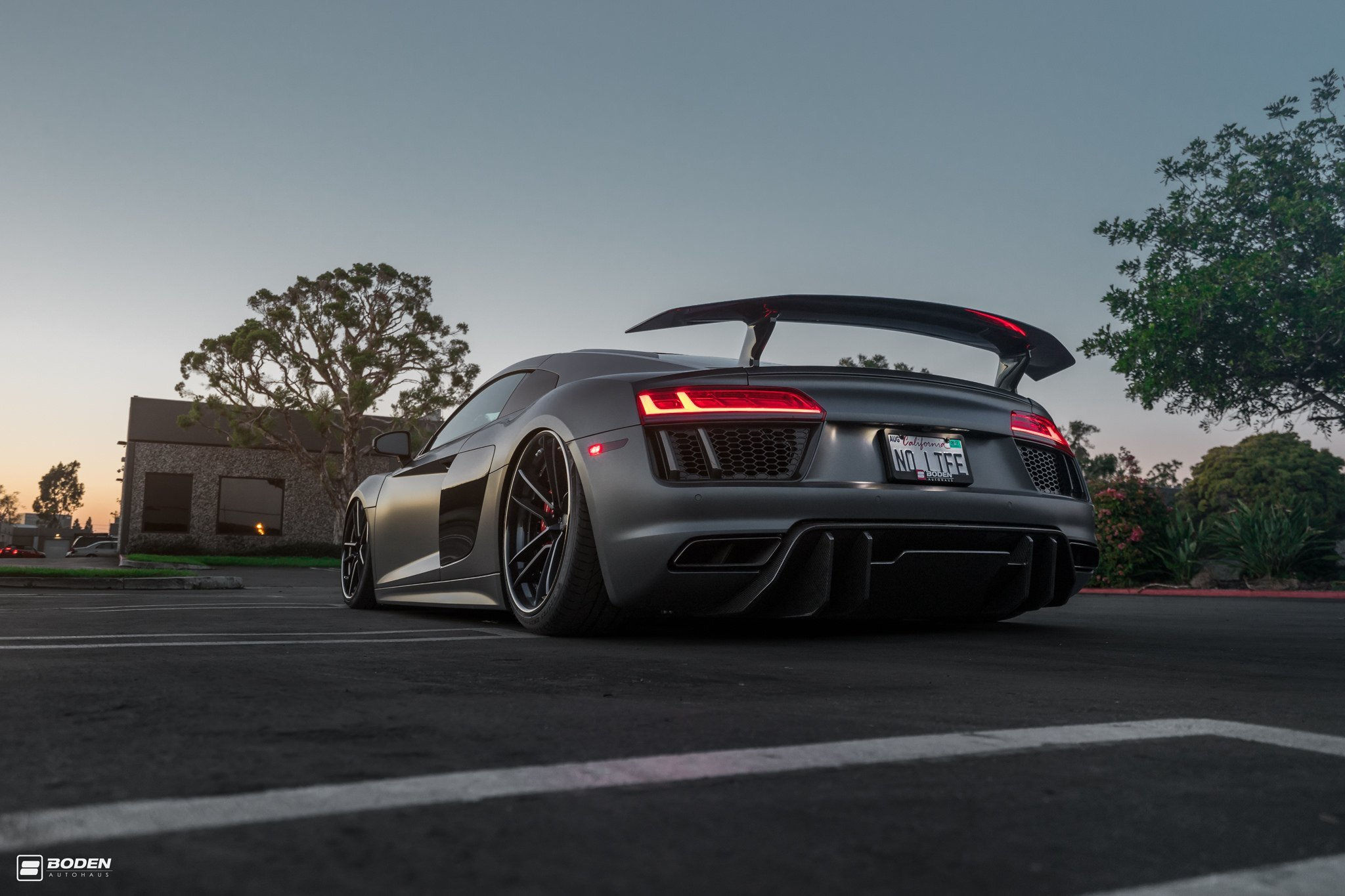 Wallpaper #1vKTLpMBD57sowDKSMNW336 Matte Black Audi R8 Gets a Touch of Style with Red Elements Caridcom