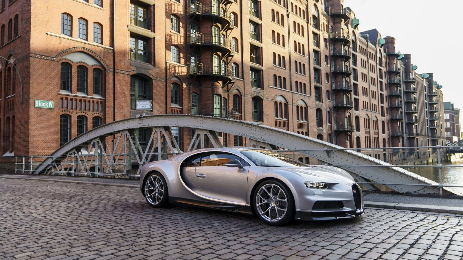 Wallpaper #L2e38ZIBSpphPi3-am2y139 Bugatti Opens Showroom in Hamburg Following High Chiron Sales