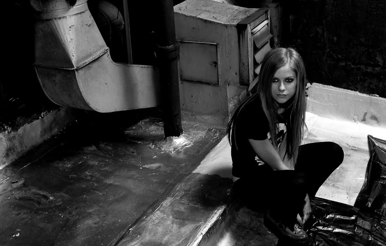 Wallpaper #zQOtZJMBpyOg8YnEB9fm402 Wallpaper Girl Bw Pipe Avril Lavigne Sitting Avril Levine for