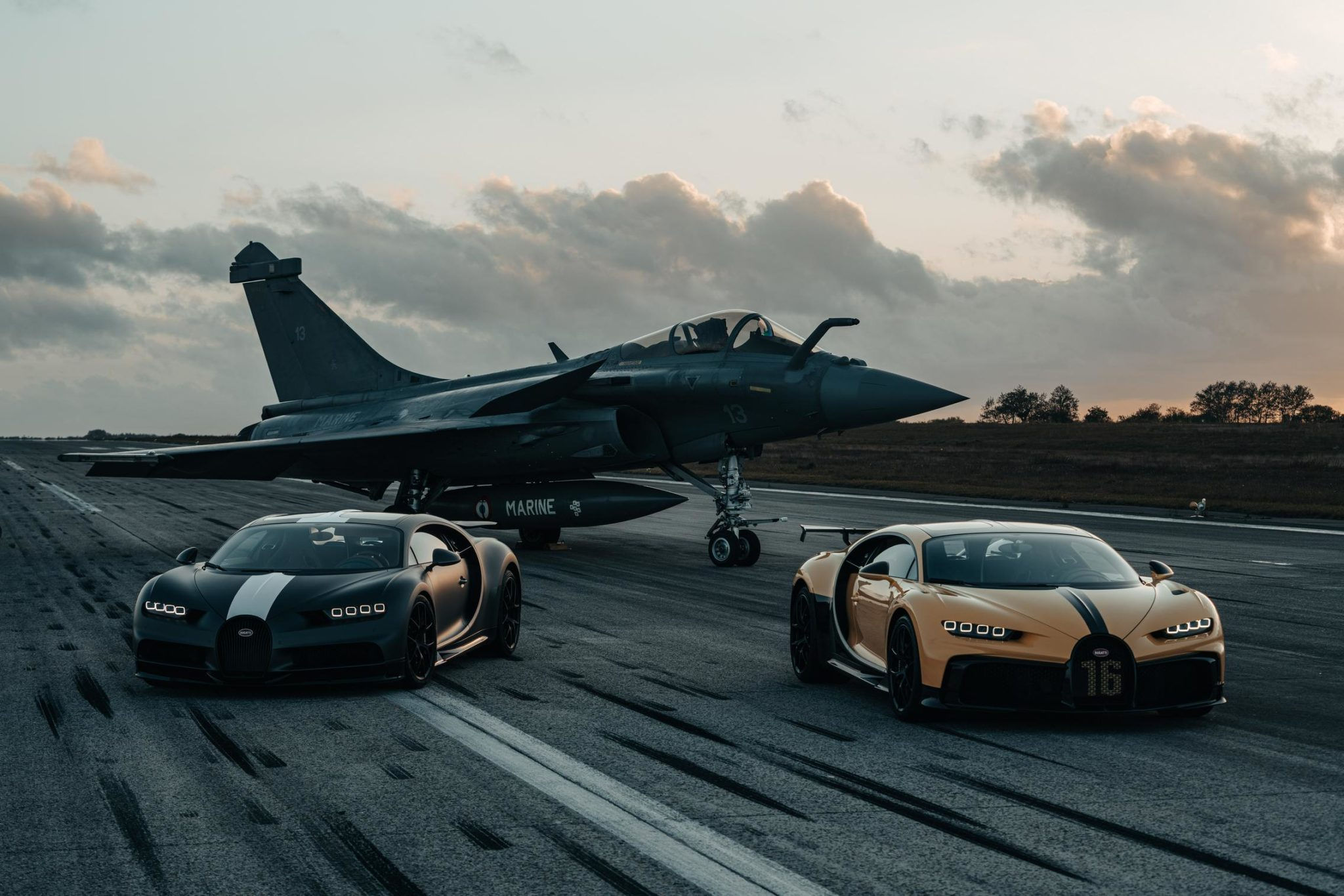 Wallpaper #-31_844Bnwiau_P6vAyQ36 Drag Race Bugatti Chiron Sport vs Dassault Rafale Navy Jet Gtspirit
