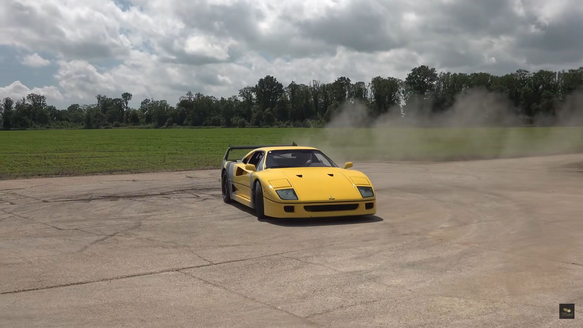Wallpaper #fWjqHJMBSpphPi3-BySi18 Watch a Ferrari F40 Drift Like a Champ on a Dirt Course