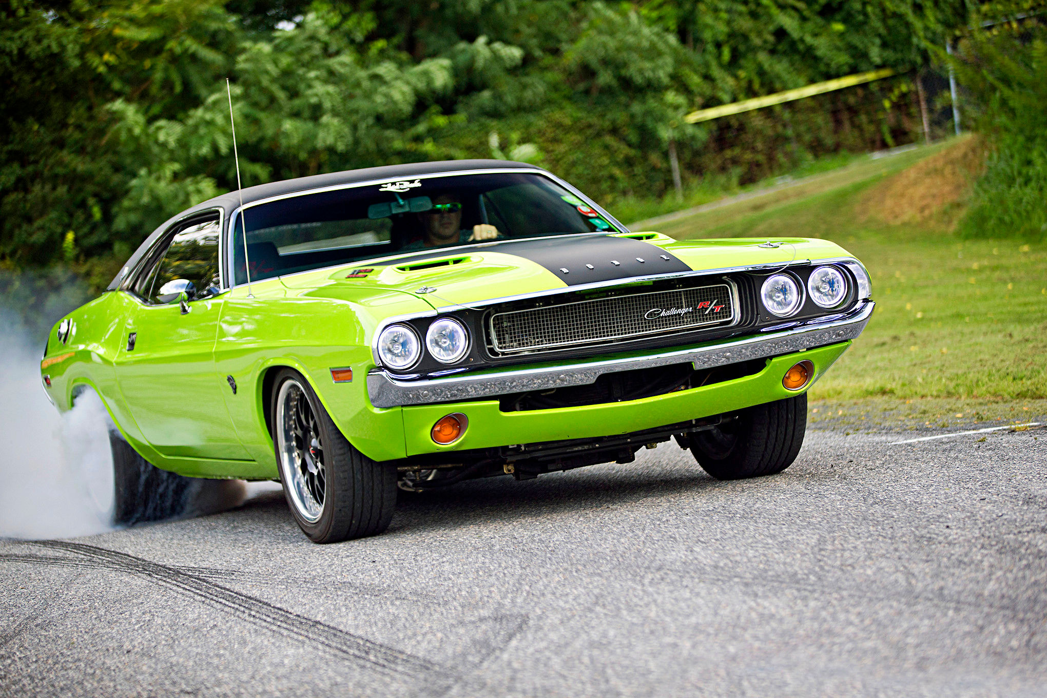 Wallpaper #ZHMQg44BFI5NbQks_xk233 A Green Muscle Car Fishtailing Around a Corner