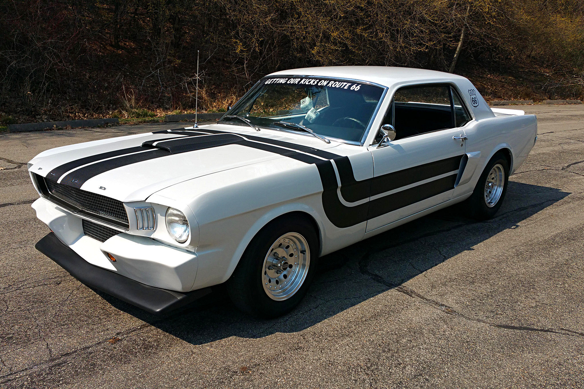 Wallpaper #2hmFF48BtGB6xQ78rW8b17 Driving a 1966 Mustang on Route 66