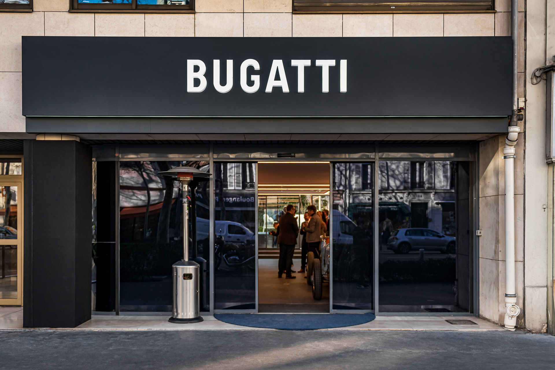 Wallpaper #L2e38ZIBSpphPi3-am2y220 Inauguration Du Showroom Bugatti a Paris Marius Hanin