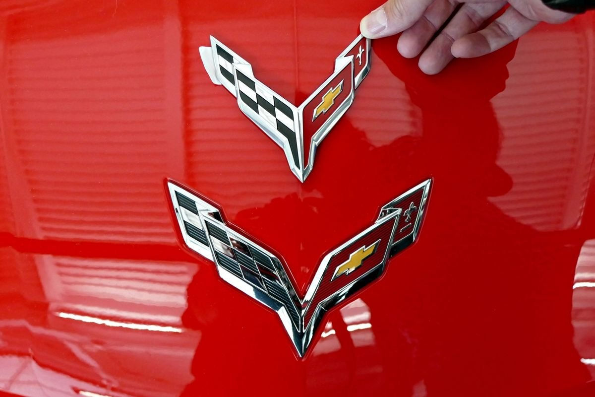 Wallpaper #6xnVHY8BtGB6xQ78andb44 The 8th Generation Corvette Emblem Side by Side Comparison to C7