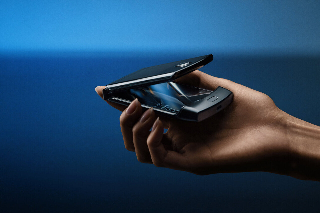 Wallpaper #zmfP-5IBSpphPi3-dpXT4 Motorola Flips for Its Futuristic Foldable Phone
