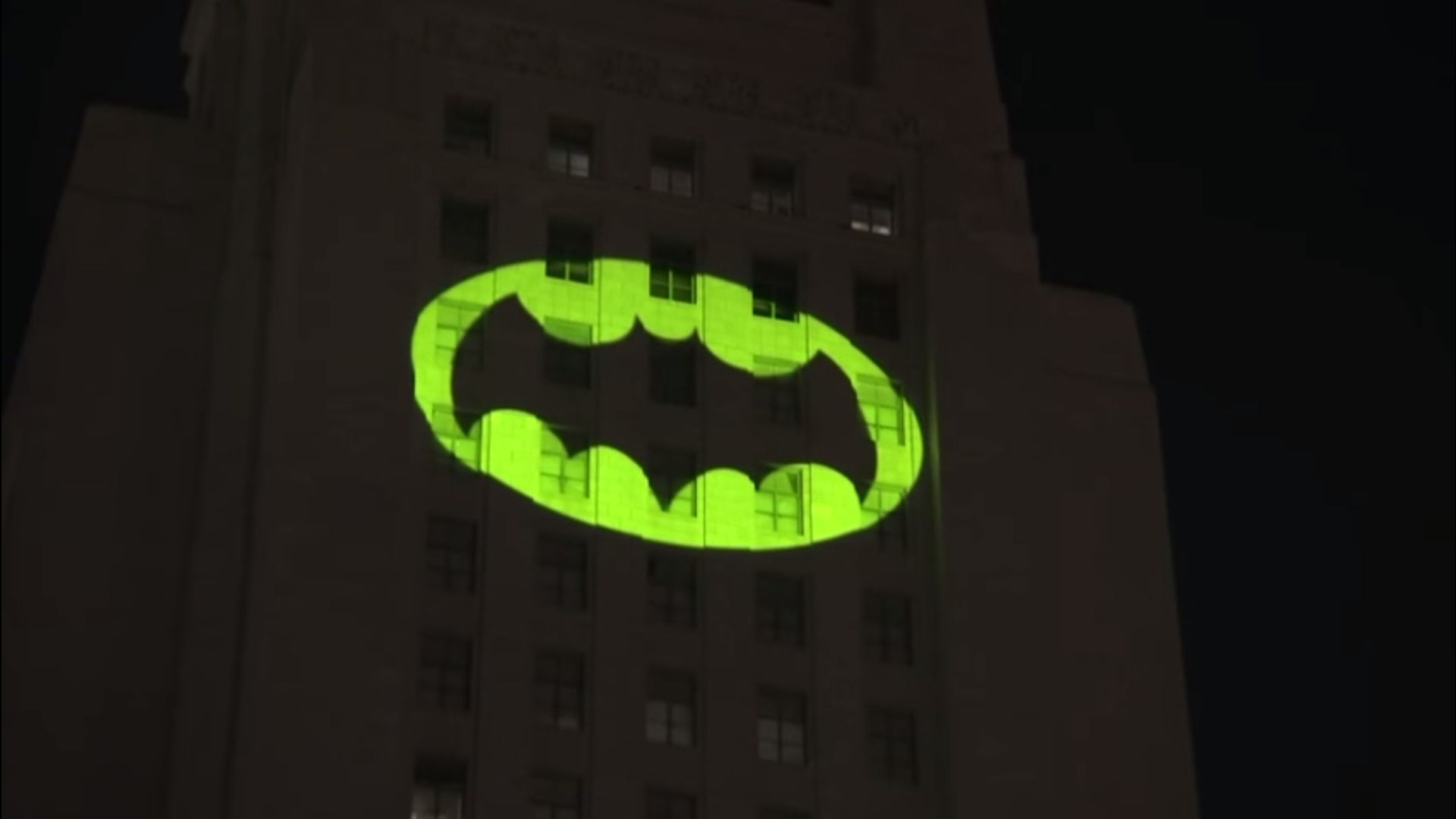 Wallpaper #shlEII8BtGB6xQ78dn0s31 Watch La Light Up the Bat Signal to Honor Adam West Geektyrant