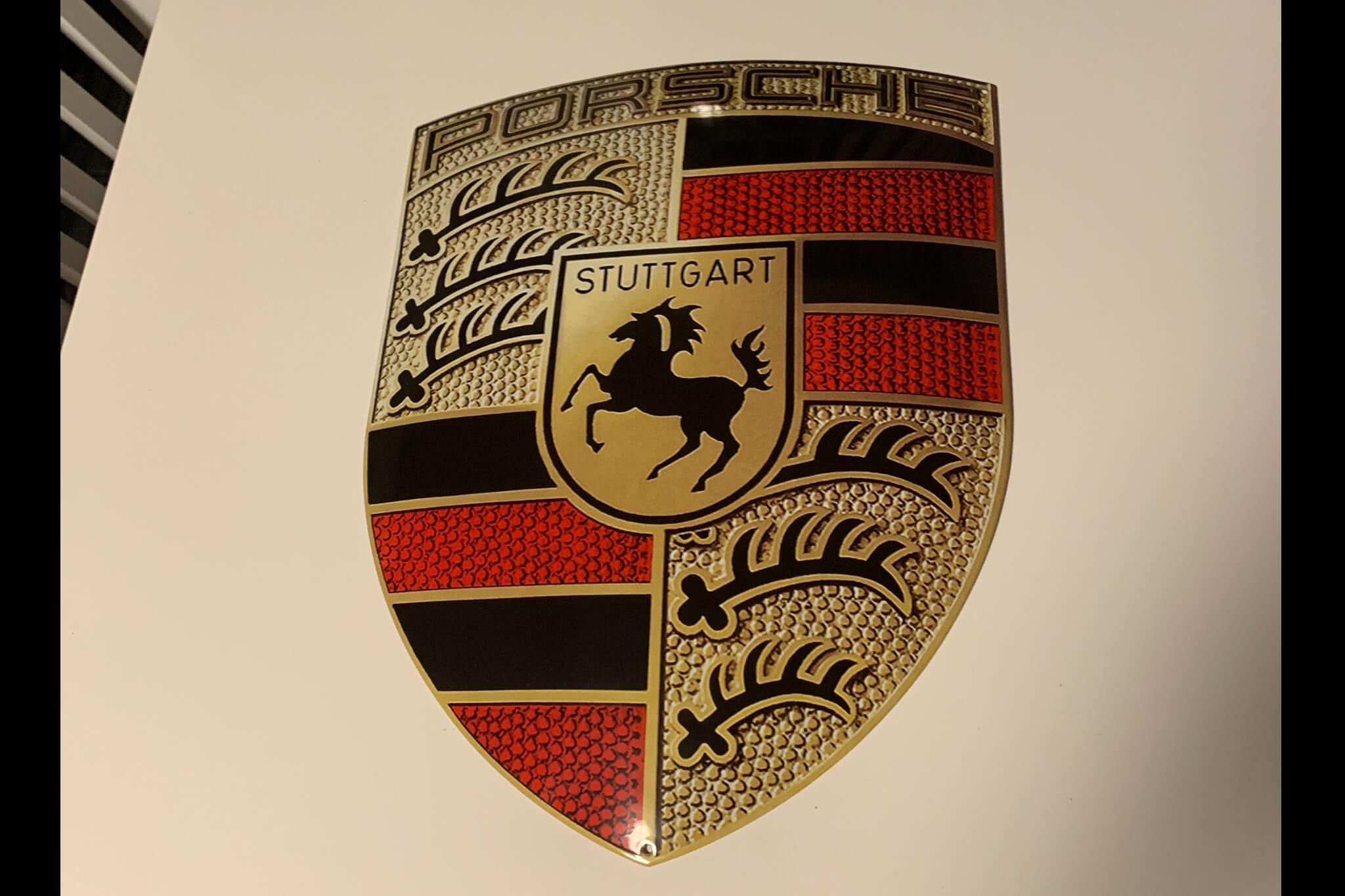 Wallpaper #a6moiZcBxbDgA0RlrfDf71 Dt Authentic Porsche Design Drivers Selection Enamel Porsche Crest 12