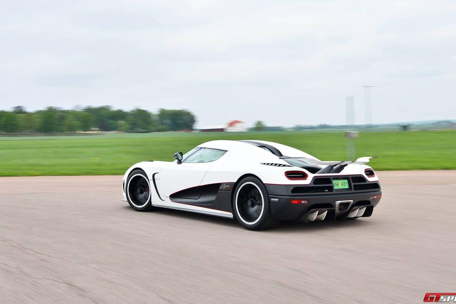 Wallpaper #QmgsIpMBSpphPi3-ZDKq44 The Fastest Road Cars on the Planet Koenigsegg Bugatti